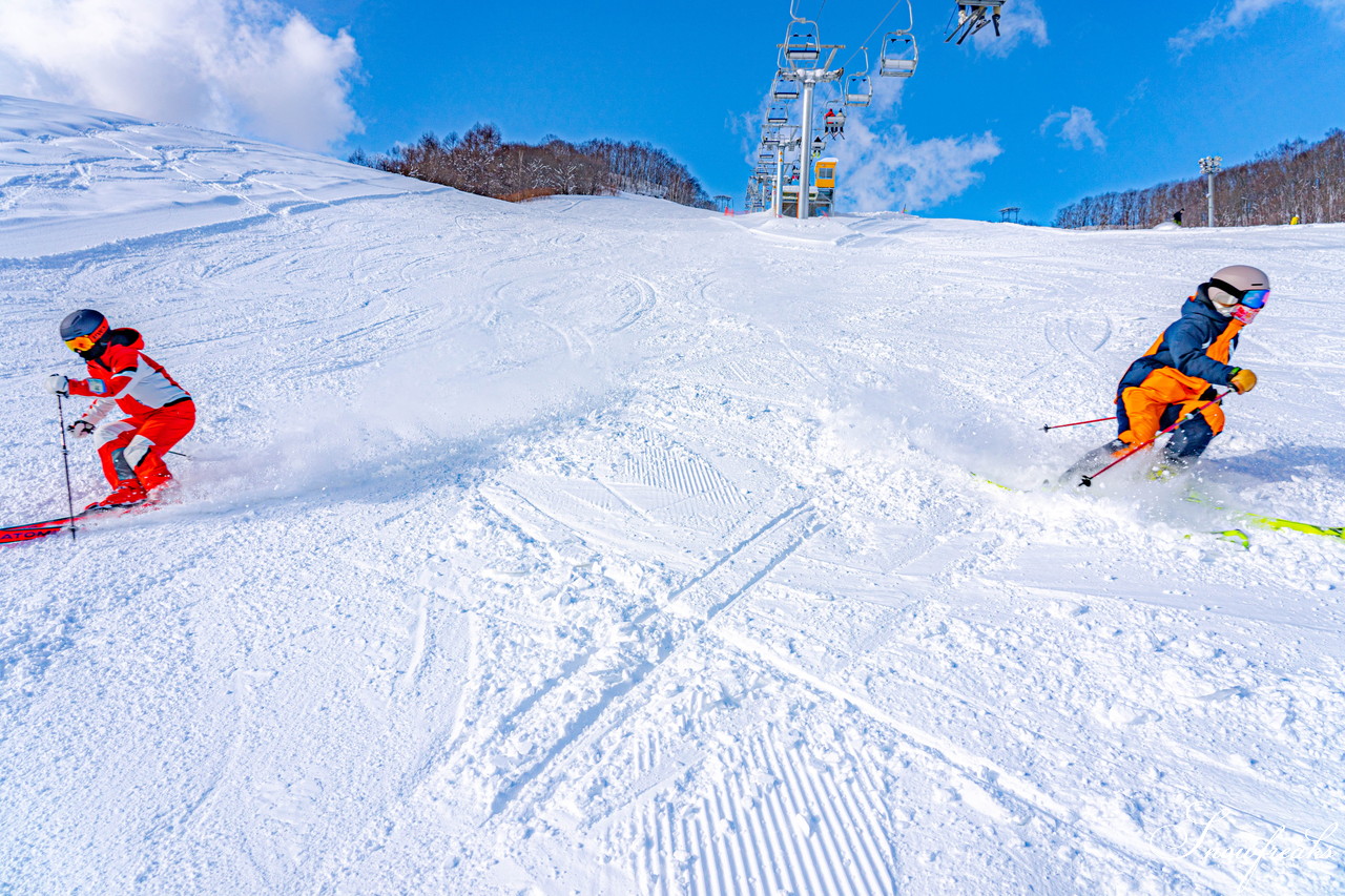 朝里川温泉スキー場　祝・積雪200cm到達。ふわふわのパウダースノーが降り積もったゲレンデを舞台に、女性スキーヤーチーム『TeamKP』成澤栞さんと秋山穂香さんが美しい滑りを披露！